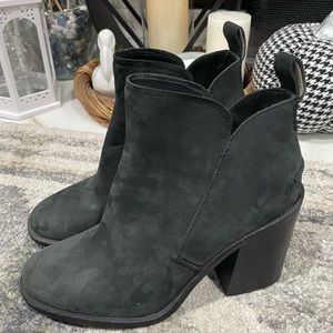 Ugg suede ankle boots perfect condition. Great shoes, just didn’t work for me.